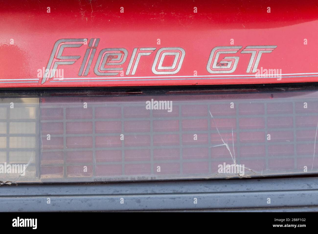 Fiero GT-Logo auf der Haube eines gebunkenen Autos Stockfoto