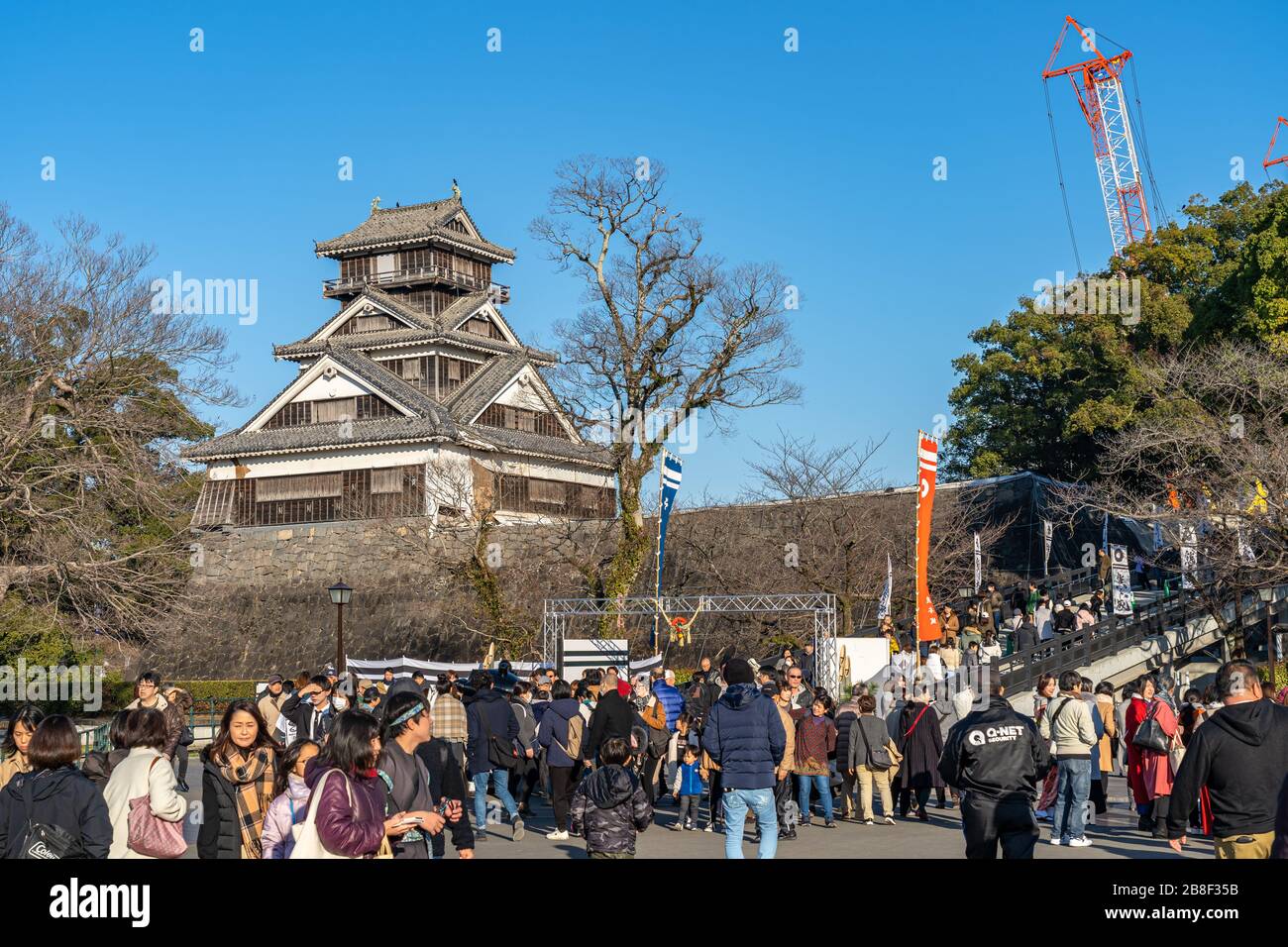 Touristen, die die Burg Kumamoto im Neujahrsurlaub besuchen. Das Schloss hatte 2016 bei Erdbeben Schäden erlitten. Stockfoto