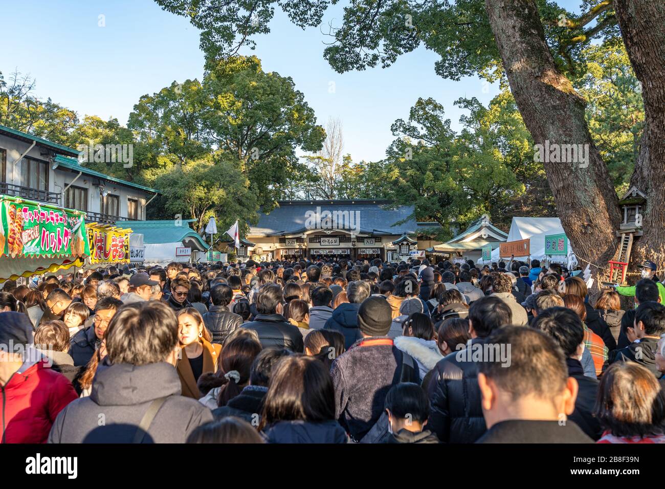 Touristen, die im Neujahrsurlaub den Kato-Schrein besuchen. Ein Schrein in der Burg Kumamoto, Stadt Kumamoto. Präfektur Kumamoto, Japan Stockfoto