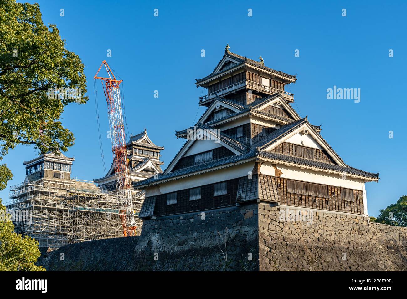 Schloss Kumamoto im Jahr 2020. Das Schloss hatte 2016 bei Erdbeben Schäden erlitten. In der Gegenwart haben die Bemühungen zur Reparatur der Burg begonnen. Stockfoto