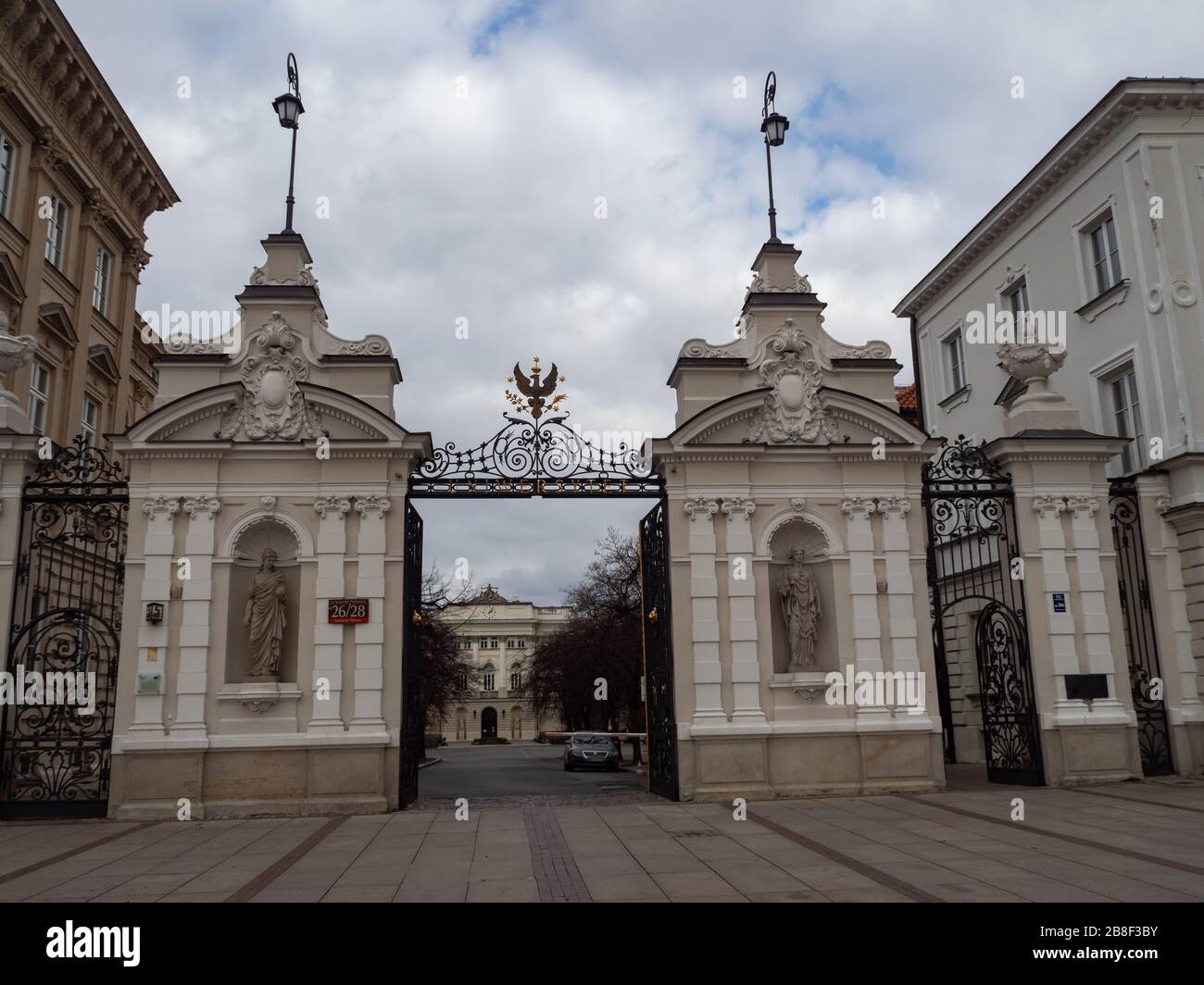 Warschau/Polen - 21/03/2020 - Straßen mit Kapital während der Coronavirus Pandemie, normalerweise sehr voll mit Menschen oder Autos, jetzt fast leer. Eingang zu t Stockfoto