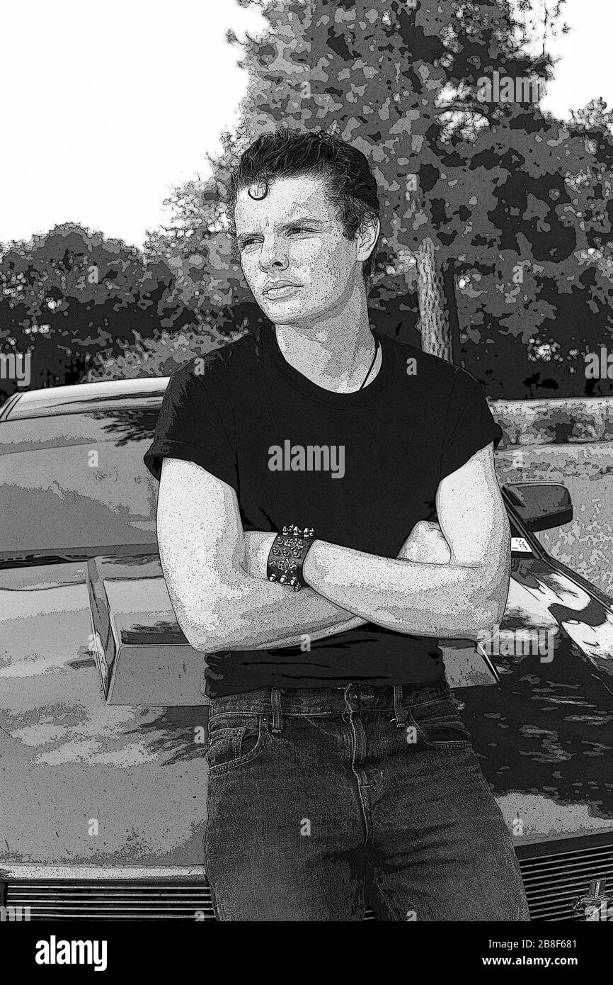Junger Mann, der sich im Retro-Look der 1950er Jahre auf das Auto gelehnt hat. Schwarz und Weiß. Photoshopped künstlerische Effekte. Maskulin Stockfoto