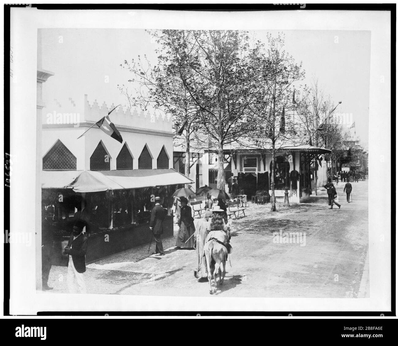 Mädchen, die auf dem Esel vor dem Pavillon von Marokko auf der Straße in Kairo, Paris Exposition, im Jahr 1889 reitet Stockfoto