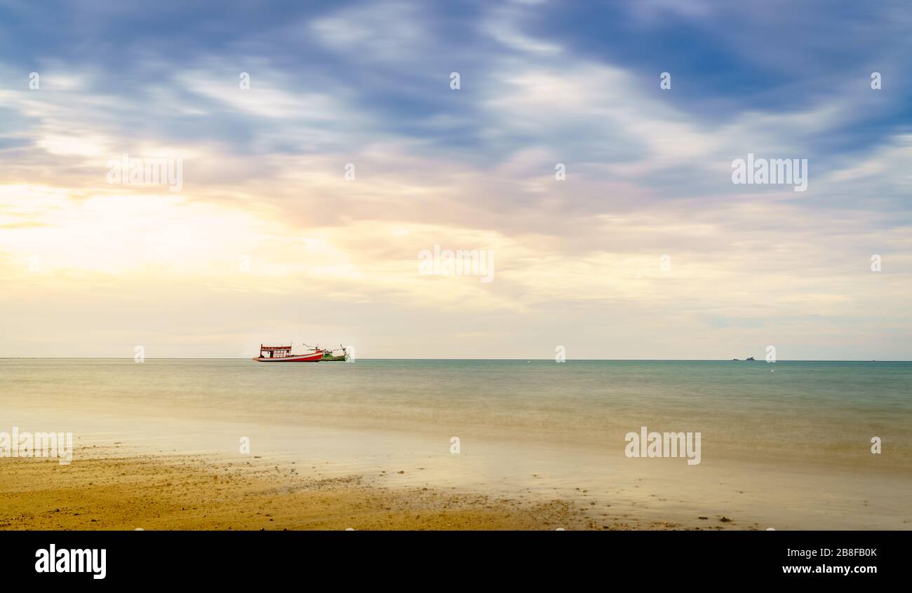 Fischerboote ankerten vor dem Bang Thao Beach in Phuket, Thailand Stockfoto