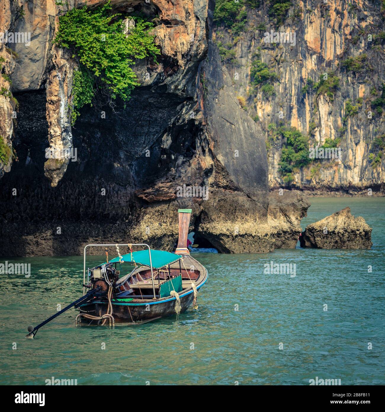 Traditionelles thailändisches Boot in der Nähe einer Lagune auf der Insel Koh Hong in der Andamanensee Stockfoto