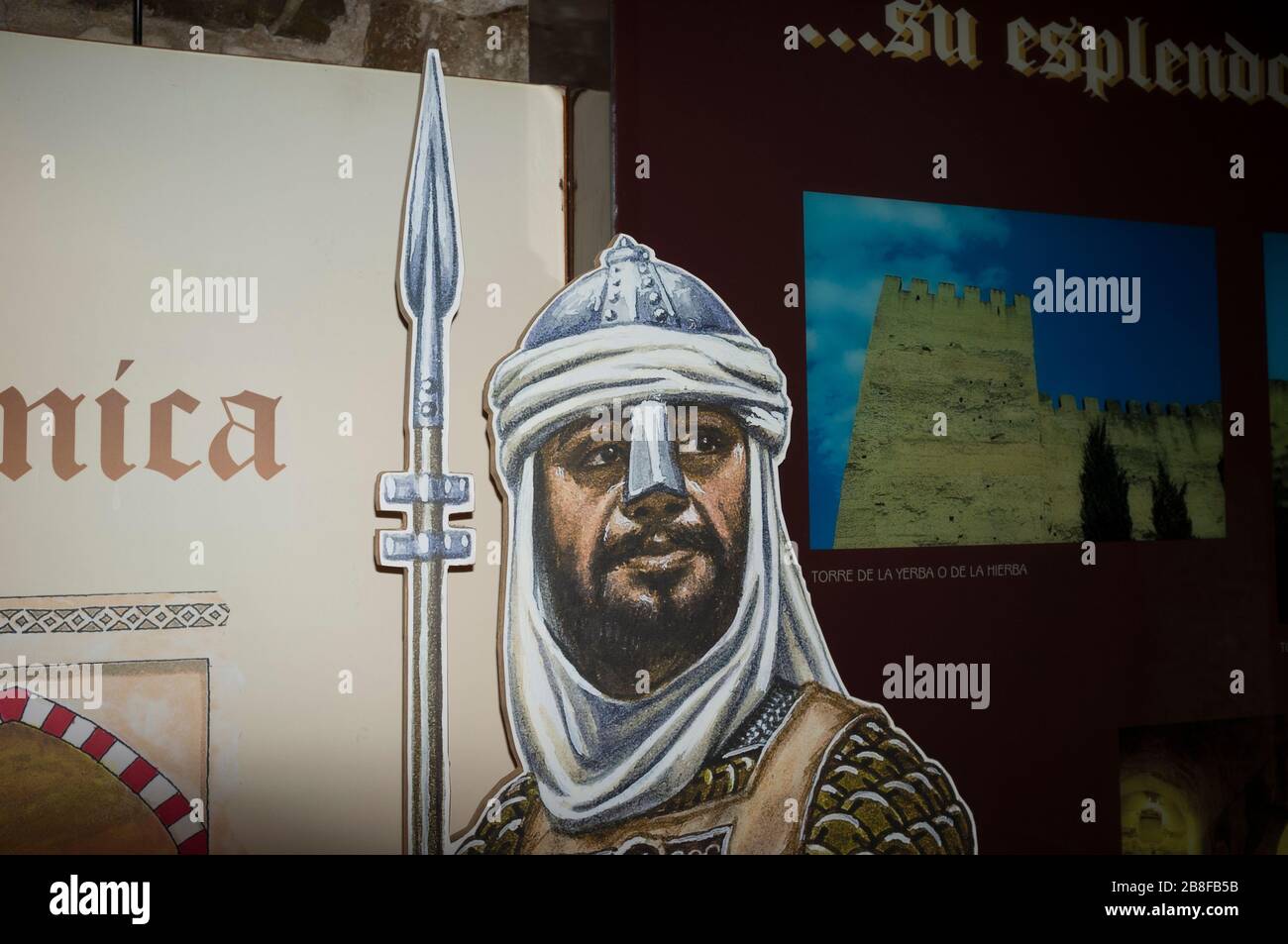 Caceres, Spanien - 22. November 2019: Legendärer maurischer Soldat aus dem Mittelalter. Zentrum der Interpretation der drei Kulturen, Caceres, Spanien Stockfoto