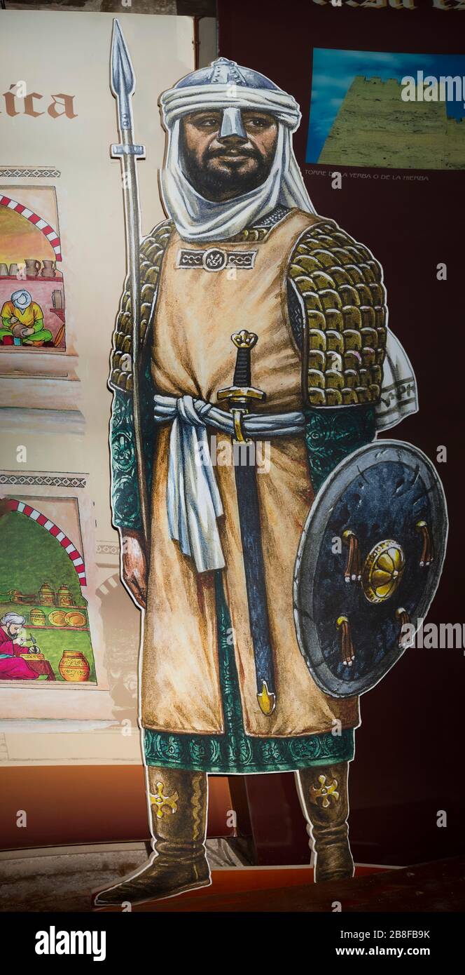 Caceres, Spanien - 22. November 2019: Legendärer maurischer Soldat aus dem Mittelalter. Zentrum der Interpretation der drei Kulturen, Caceres, Spanien Stockfoto