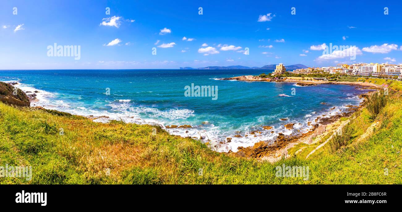 Panoramaaussicht auf die Mittelmeer-Küste in der Stadt Alghero, Insel Sardinien, Italien Stockfoto