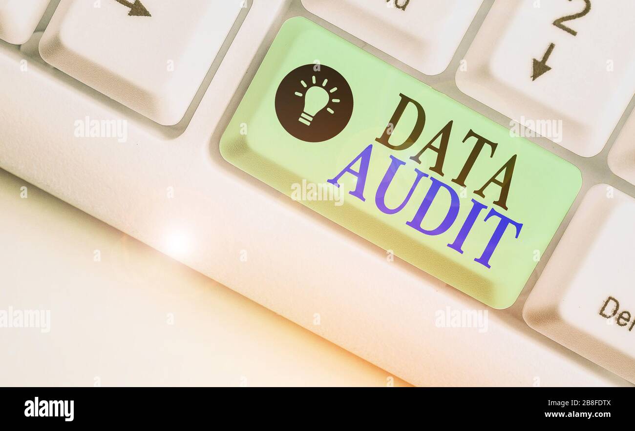 Schreiben Hinweis mit den Daten für die Prüfung. Business Konzept für die Prüfung von Daten die Qualität für einen bestimmten Zweck zu bewerten Stockfoto