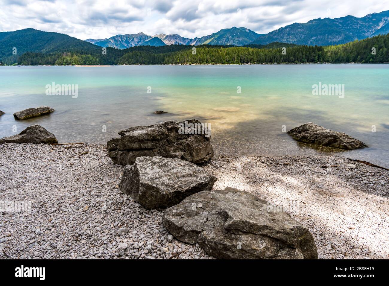 Fantastische Rundwanderung rund um den schönen Eibsee in der tiroler Zugspitzarena Stockfoto