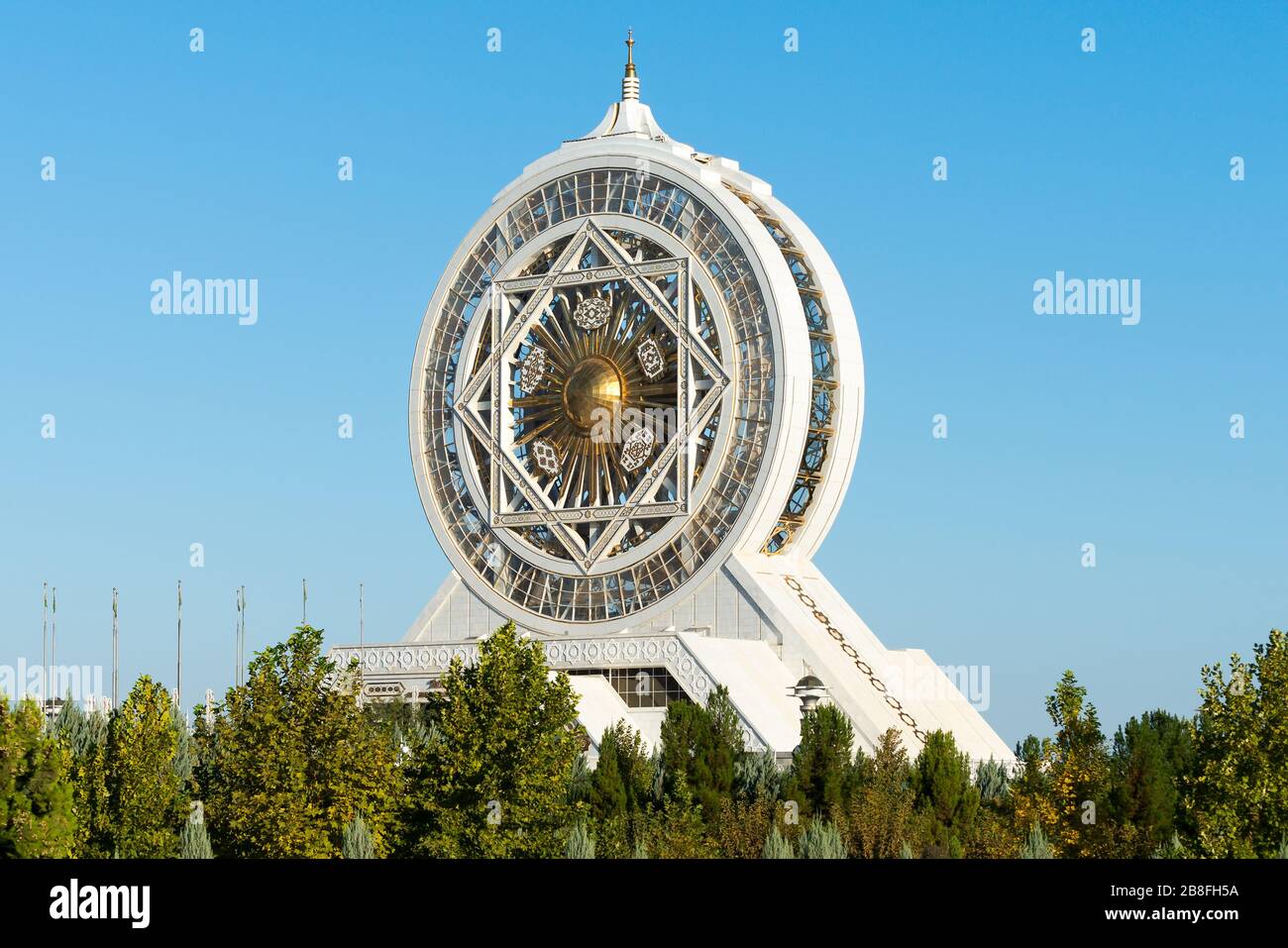 Alem Kultur- und Unterhaltungszentrum und Riesenrad in Ashgabat, Turkmenistan. Größte Indoor-Riesenrad mit weißem Marmor und Gold gebaut. Stockfoto