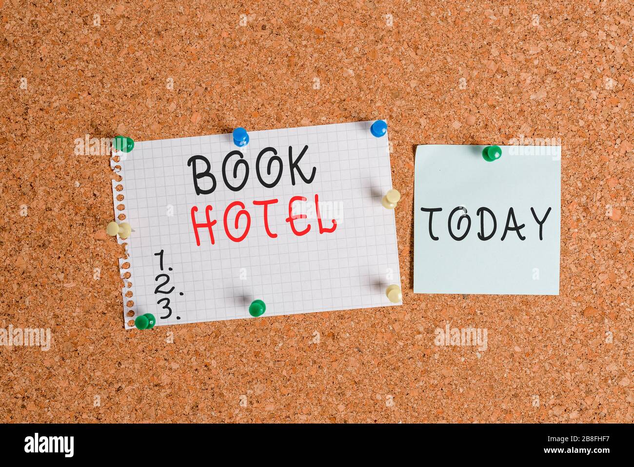 Textschreiben Textbuch Hotel. Geschäftsfoto mit einer Anordnung, die Sie treffen, um ein Hotelzimmer oder eine Unterkunft Corkboard Farbgröße Papier Stift t zu haben Stockfoto