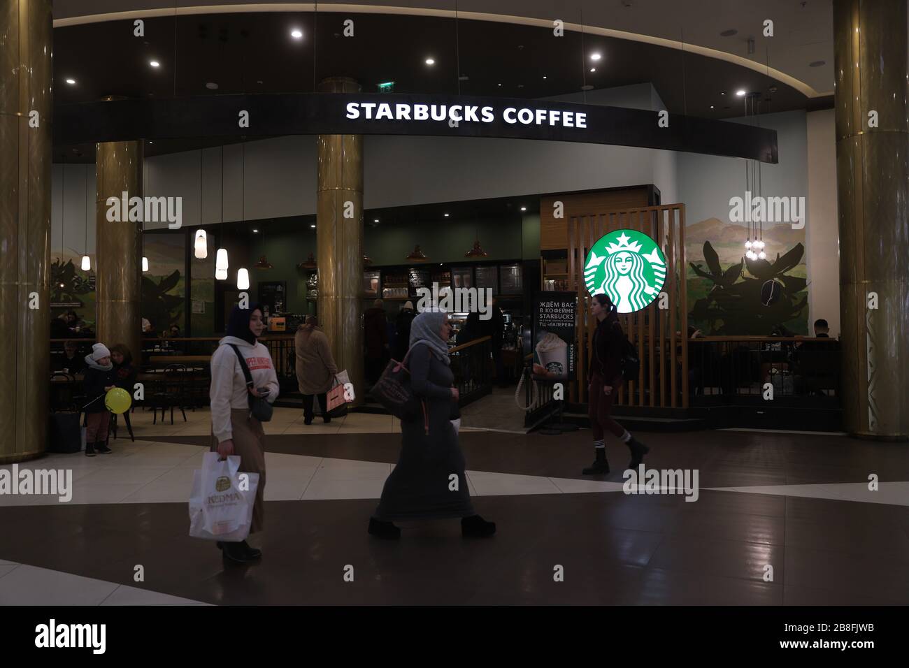 Das Logo von Starbucks Kaffee ist im Galeria Shopping and Entertainment Center zu sehen. Stockfoto