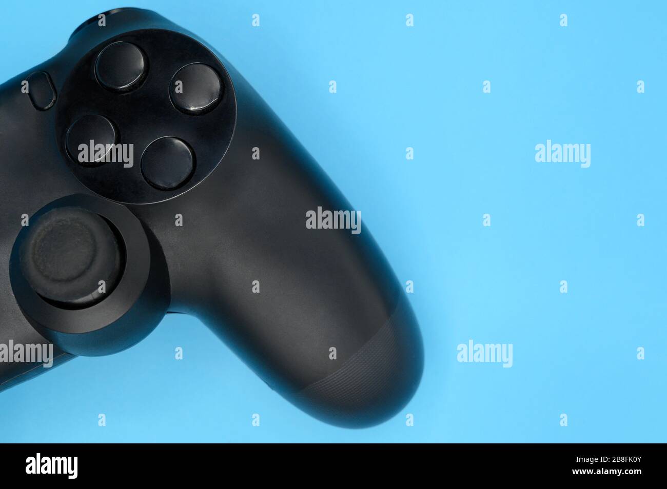 Gaming-Controller isoliert auf blauem Hintergrund . Stockfoto