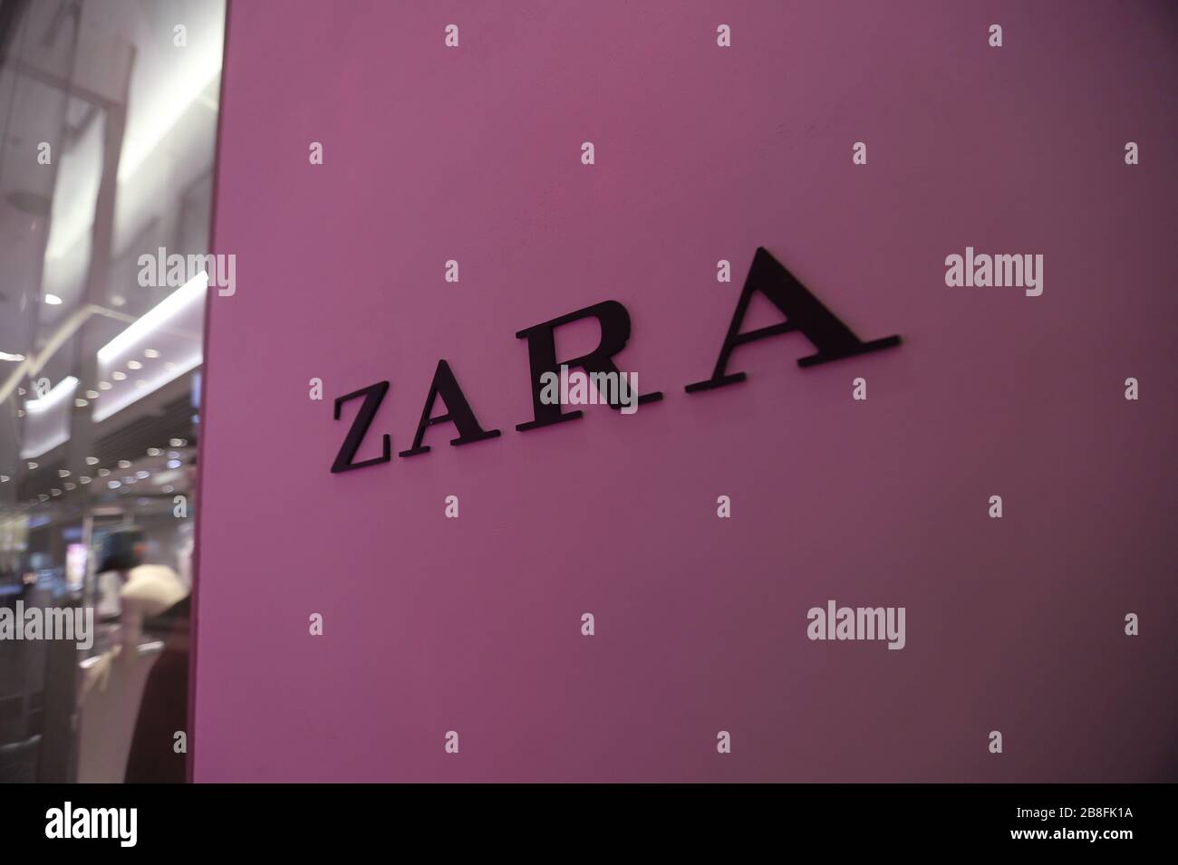 Das Logo von Zara ist im Galeria Shopping and Entertainment Center zu sehen. Stockfoto