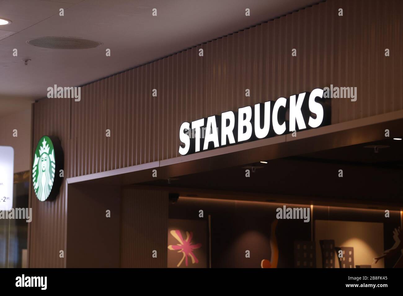 Das Logo von Starbucks Kaffee ist im Galeria Shopping and Entertainment Center zu sehen. Stockfoto