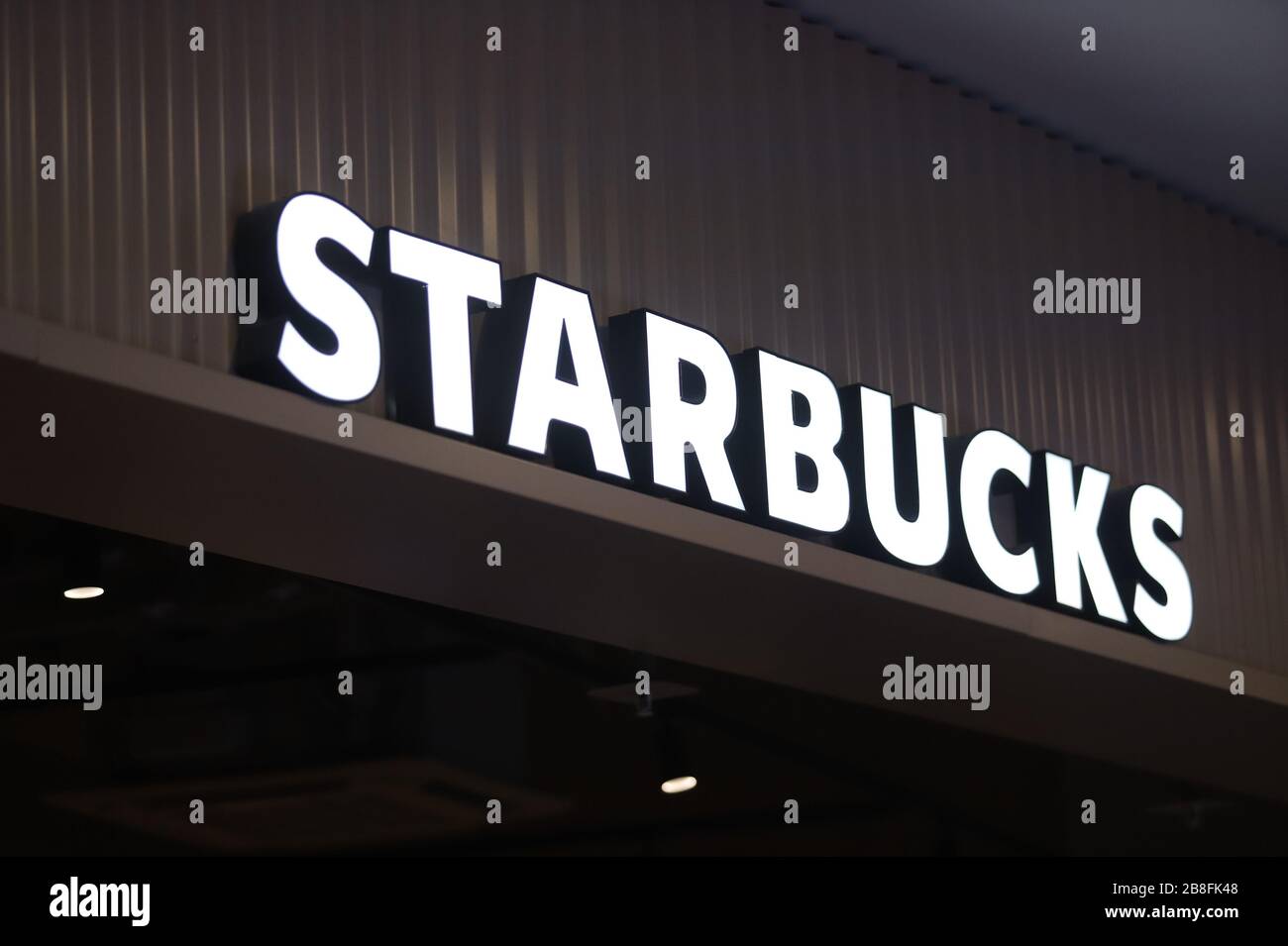 Das Logo von Starbucks Kaffee ist im Galeria Shopping and Entertainment Center zu sehen. Stockfoto