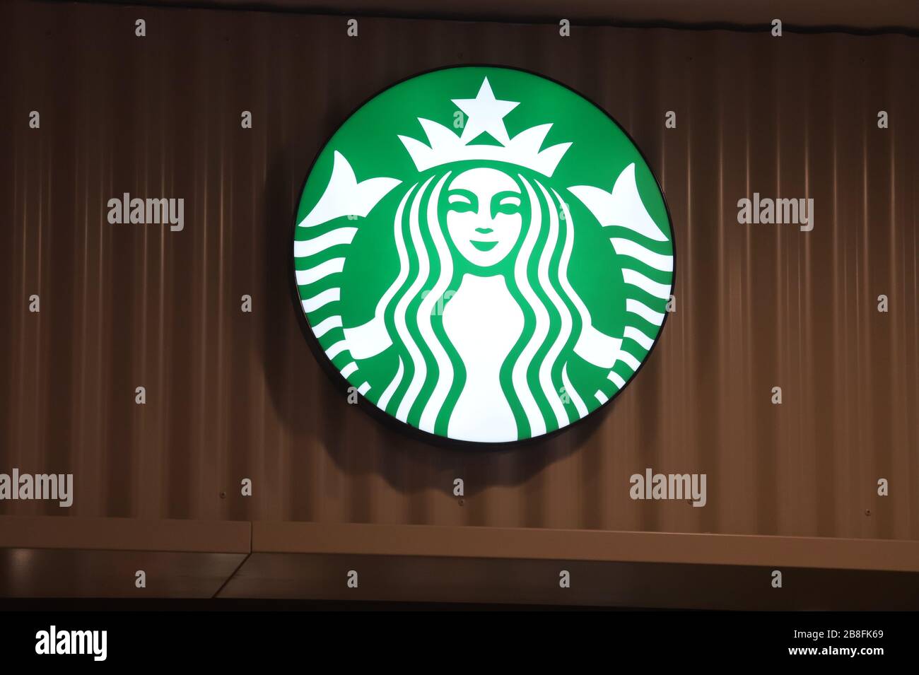 Das Logo von Starbucks Kaffee ist im Galeria Shopping and Entertainment Center zu sehen. Stockfoto