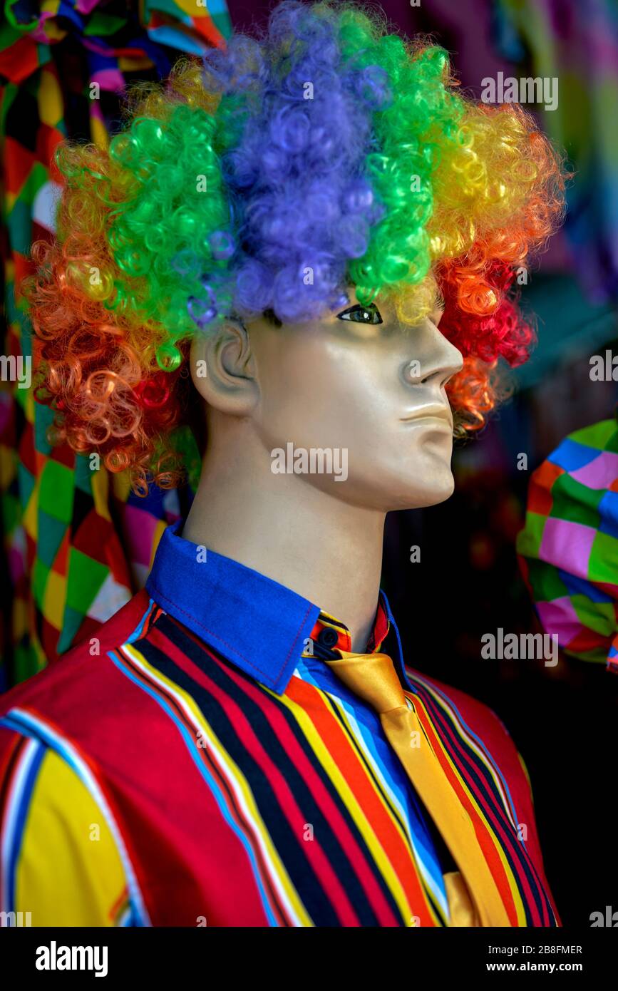 Bunte Kleidung. Mannequin für Männer, die in bunten Kleidern in einem Bekleidungsgeschäft bekleidet sind. Thailand Asien Stockfoto