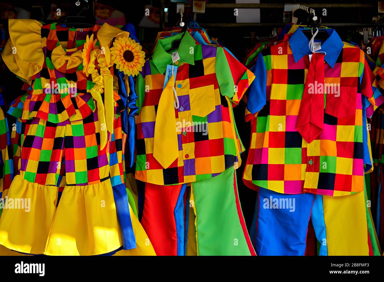 Bunte Kleidung. Bunte, leuchtende Kleidung zum Verkauf in einem  thailändischen Kleiderladen Stockfotografie - Alamy