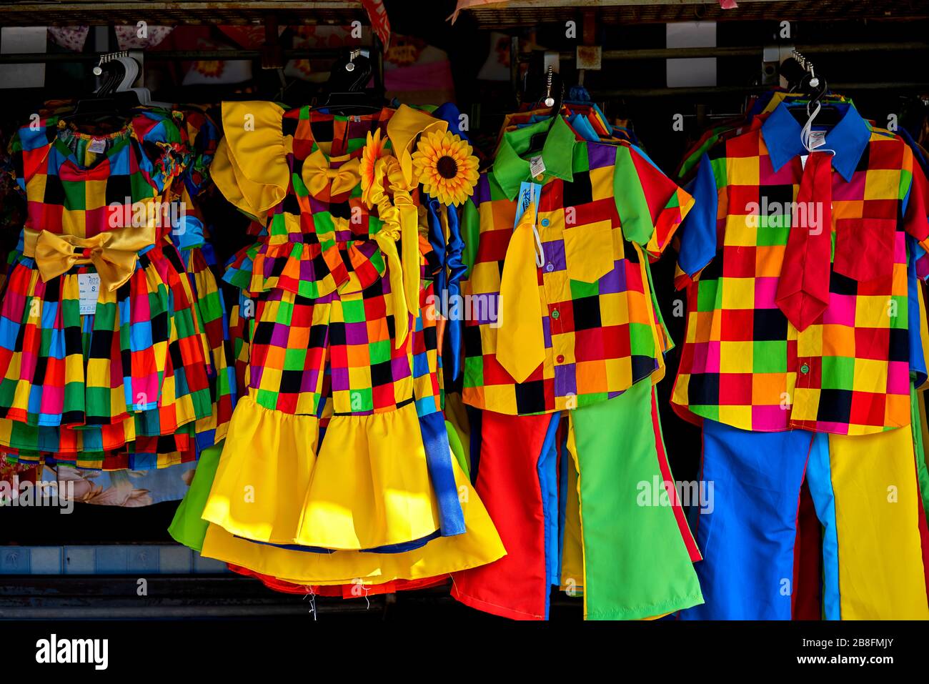 Bunte Kleidung. Bunte, leuchtende Kleidung zum Verkauf in einem thailändischen Kleiderladen Stockfoto