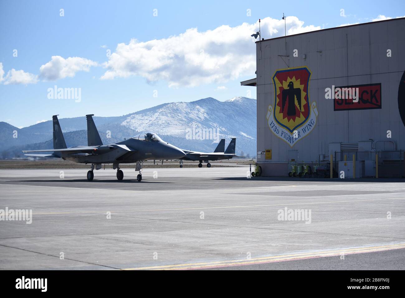 Zwei US-Luftstreitkräfte F-15 Eagles vom 173rd Fighter Wing, Oregon Air National Guard, nehmen nach einer routinemäßigen Trainingsmission ein Taxi in Kingsley Field am 19. März 2020. Die 173rd FW setzt ihre Mission als einzige F-15C-Trainingsbasis fort und bleibt dabei flexibel und bereit, bei der COVID-19-Pandemie zu helfen. (USA Foto der Air National Guard von Meister Sgt. Jennifer Shirar) Stockfoto