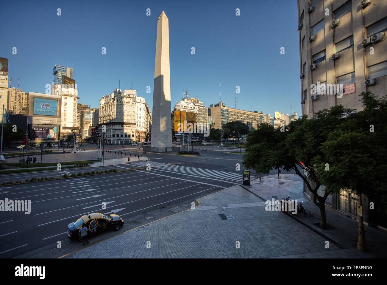 Buenos Aires, Argentinien - 21. März 2020: Unidentifizierte Person, die in einer unter Quarantäne stehenden Stadt in Buenos Aires, Argentinien, aus einem Taxi-Taxi tritt Stockfoto