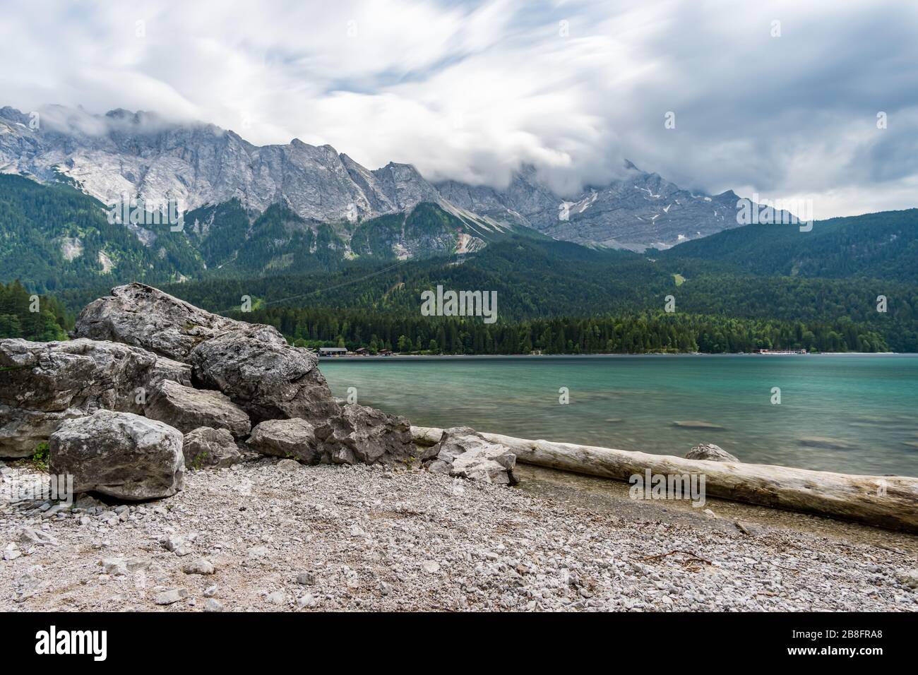 Fantastische Rundwanderung rund um den schönen Eibsee in der tiroler Zugspitzarena Stockfoto