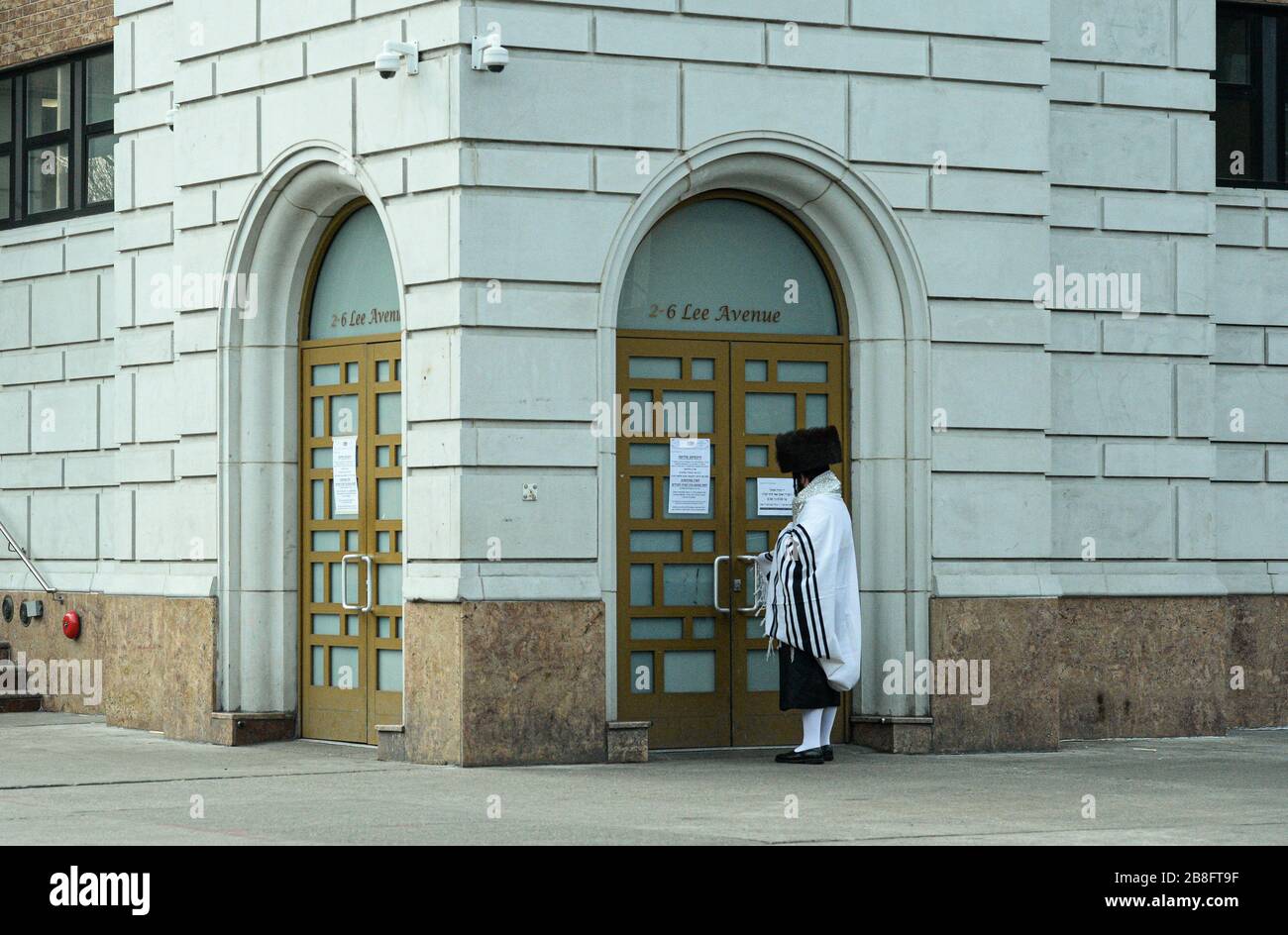 New York Brooklyn, USA. März 2020. Ein hasidisches Jude vor der geschlossenen Synagoge. New York, Brooklyn Williamsburg lee av. Marcus Santos. Kredit: Marcus Santos/ZUMA Wire/Alamy Live News Stockfoto