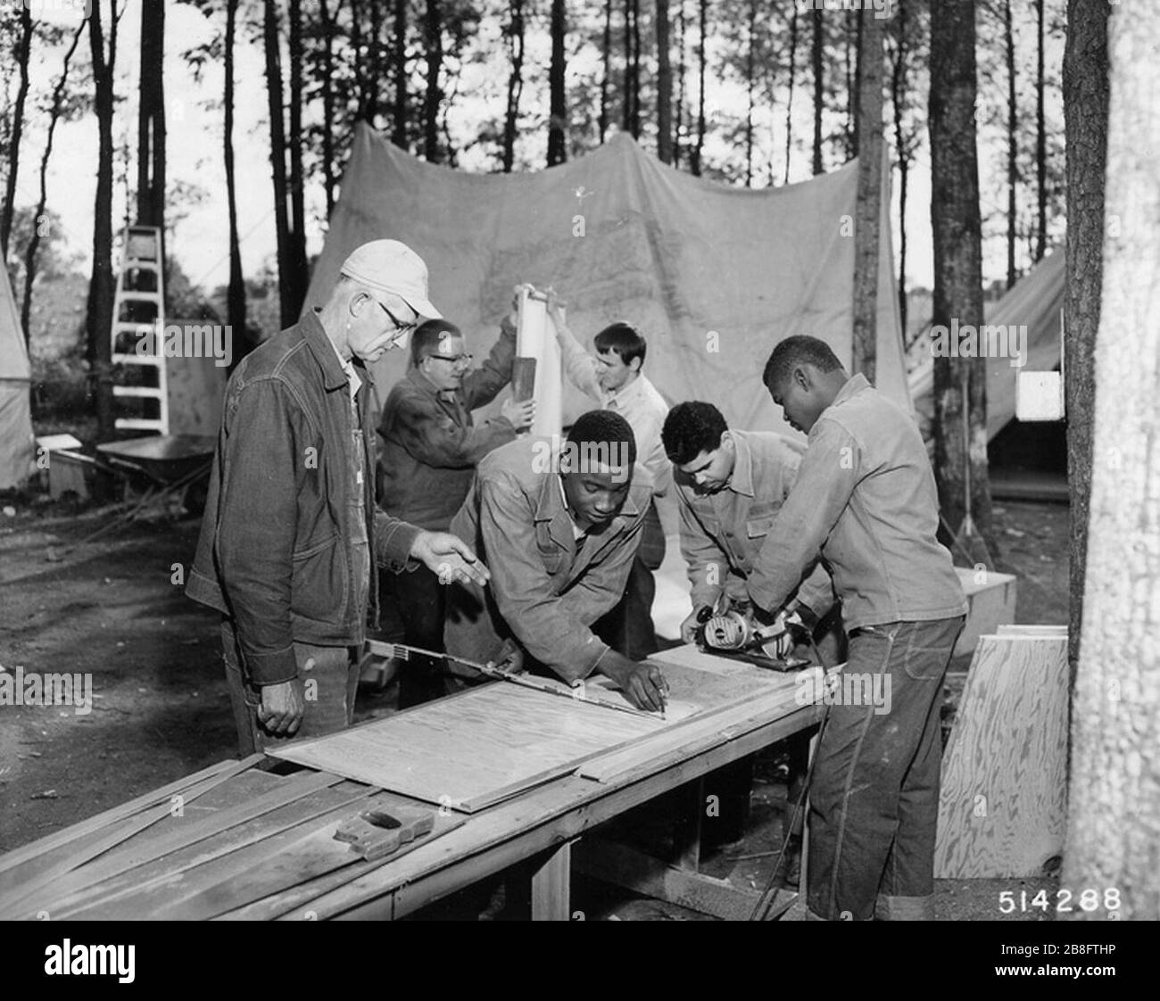 Glenn Terry beaufsichtigt Corpsmänner in Zimmerei und Holzbearbeitung 10-1965 (5531627963). Stockfoto