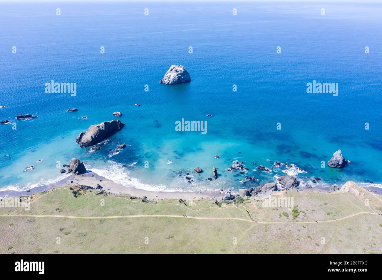 Der scheinbar friedliche Pazifische Ozean weht gegen die felsige Nordkalifornische Küste. Dieses wilde Gebiet hat eine inspirierend zerklüftete Landschaft. Stockfoto