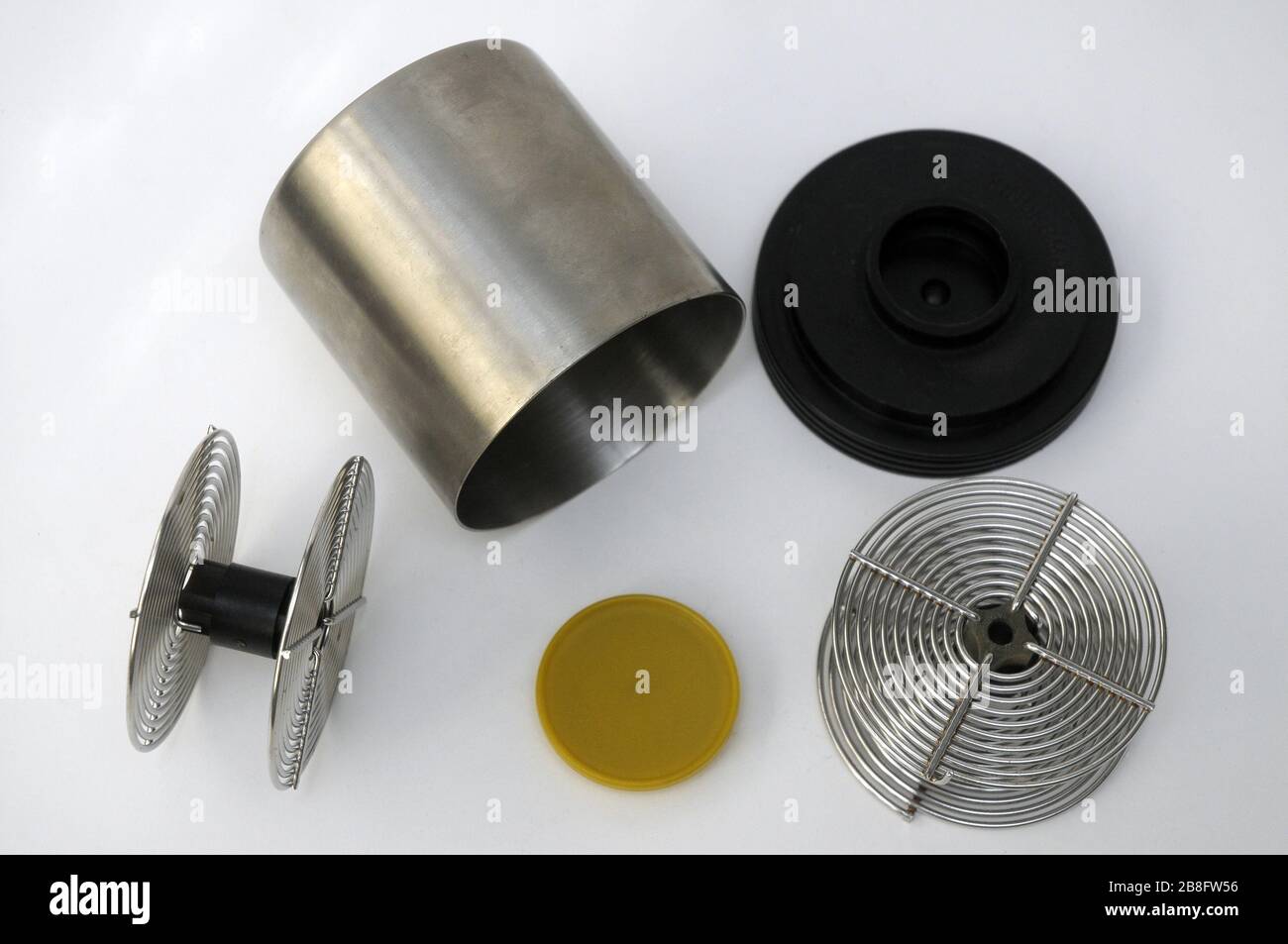 Vintage-Inox-Film mit Deckel und zwei Spiralen für zwei 35-mm-Filme Stockfoto