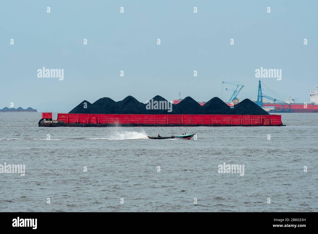 Kohlekaare am Fluss Barito in der Nähe von Banjarmasin, Kalimantan, Indonesien Stockfoto