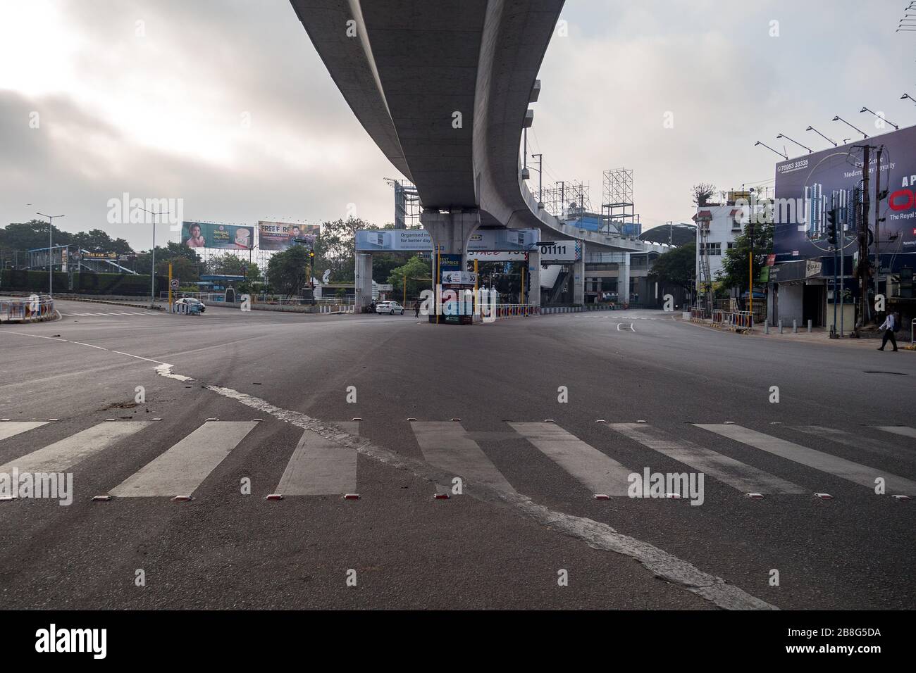 Hyderabad, Indien. März 2020. Eine leere Straße, wie sie während der "Janta Curfew", einer selbstauferlegten, freiwilligen Sperre zur Bekämpfung des Kovid-19-Virus in Hyderabad, Indien, gesehen wurde.am Donnerstag hatte der indische Premierminister Narendra Modi die Bürger aufgefordert, sich am 22. März von 7 bis 21 Uhr in geschlossenen Räumen aufzuhalten, und sagte, dass kein Bürger diese in wichtigen Diensten blockieren würde. Sollte aus dem Haus gehen. Kredit: Sanjay Borra/Alamy Live News Stockfoto