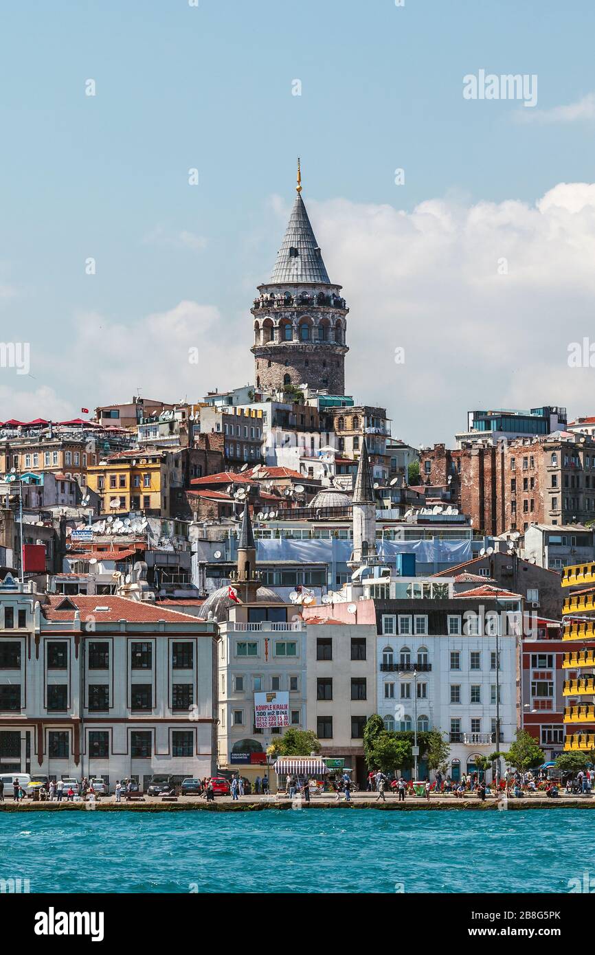 ISTANBUL, TÜRKEI - 06.02.2012: Blick auf den Galata-Turm und Galataport von der Galata-Brücke. Stockfoto