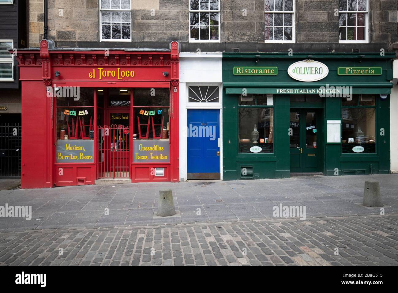 Geschlossene Restaurants entlang des Grassmarket in Edinburgh beim Ausbruch des Coronavirus. Stockfoto