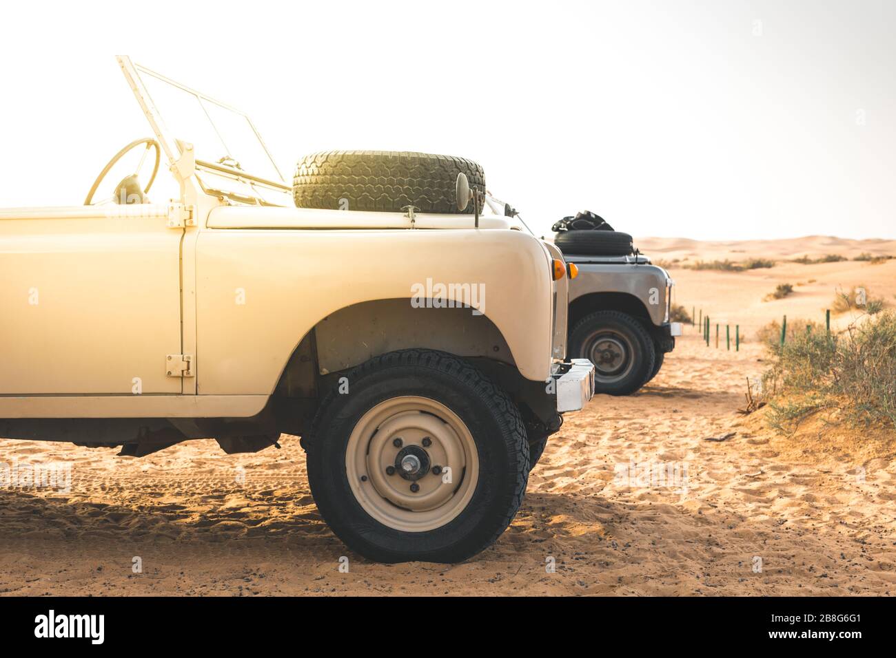 Land Rover in der Wüste von Dubai - VAE Stockfoto