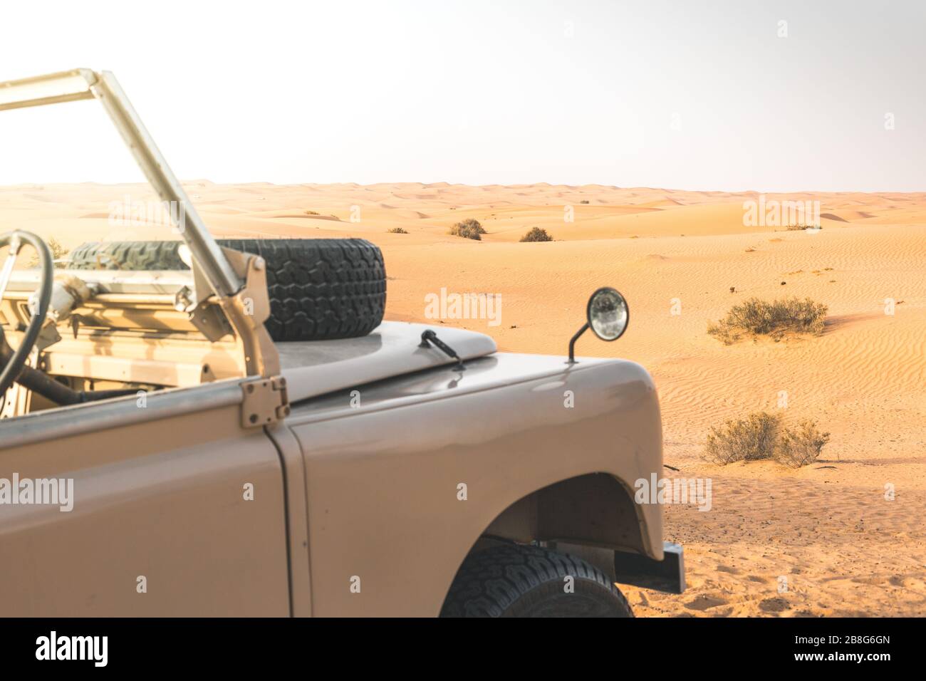 Land Rover in der Wüste von Dubai - VAE Stockfoto