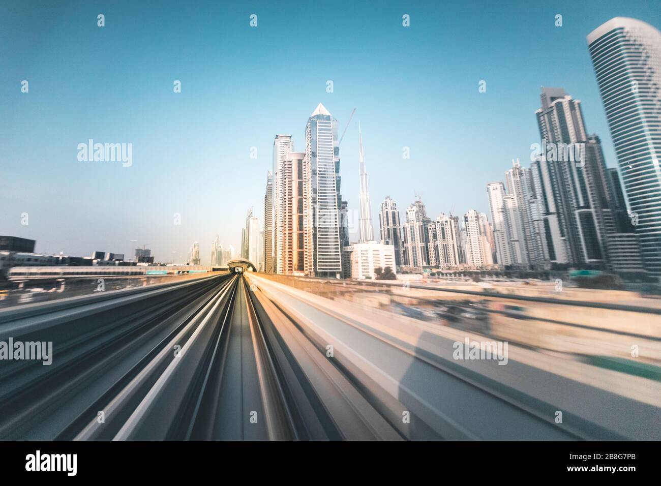 metro Track mit Skyline von Dubai - VAE Stockfoto