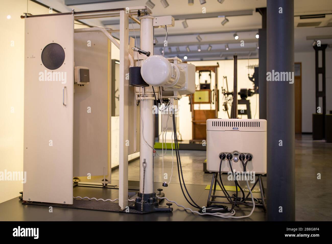 Erlangen, Deutschland. März 2020. Im "Siemens Healthineers MedMuseum" ist ein transportfähiges Röntgensystem aus dem Jahr 1959 ausgestellt. Ein Professor experimentiert im Dunkeln in seinem Büro in Würzburg. Was Wilhelm Conrad Röntgen vor 125 Jahren entdeckte, revolutioniert die moderne Medizin. Heute reicht dieser Effekt ins All. (Zu dpa "EIN zufälliges Urzeit-Moment in der Medizin - 125 Jahre Röntgenstrahlen") Credit: Daniel Karmann / dpa / Alamy Live News Stockfoto