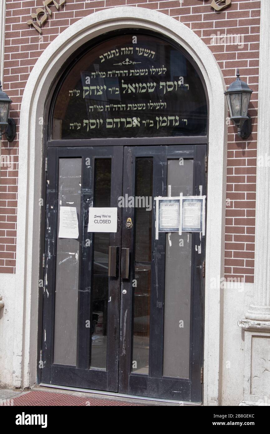 BROOKLYN, NEW YORK - 21. MÄRZ: Schilder sind an den Vordertüren der hassidischen Satmar jüdischen Synagoge zu sehen, die für den Dienst gesperrt ist, da das Coronavirus weiterhin spr Stockfoto