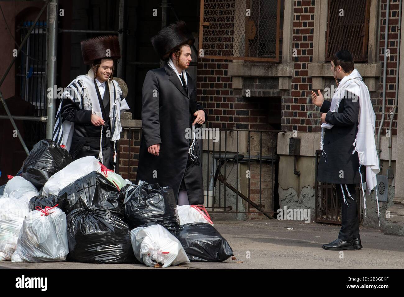 BROOKLYN, NEW YORK - 21. MÄRZ: Hasidische Satmar-Juden werden gesehen, wie sie zu Sabbatgebeten gehen, während sich das Coronavirus weiterhin über die Vereinigten Staaten verbreitet Stockfoto