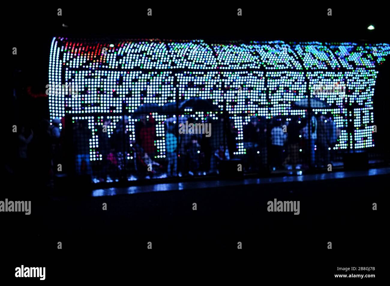 Eine Matrix von Spots, eine leichte Tunnelinstallation im VIVID Sydney 2013, eine verregnete Nacht das jährliche Ereignis von Lichtskulpturen und kreativer illuminierter Kunst Stockfoto