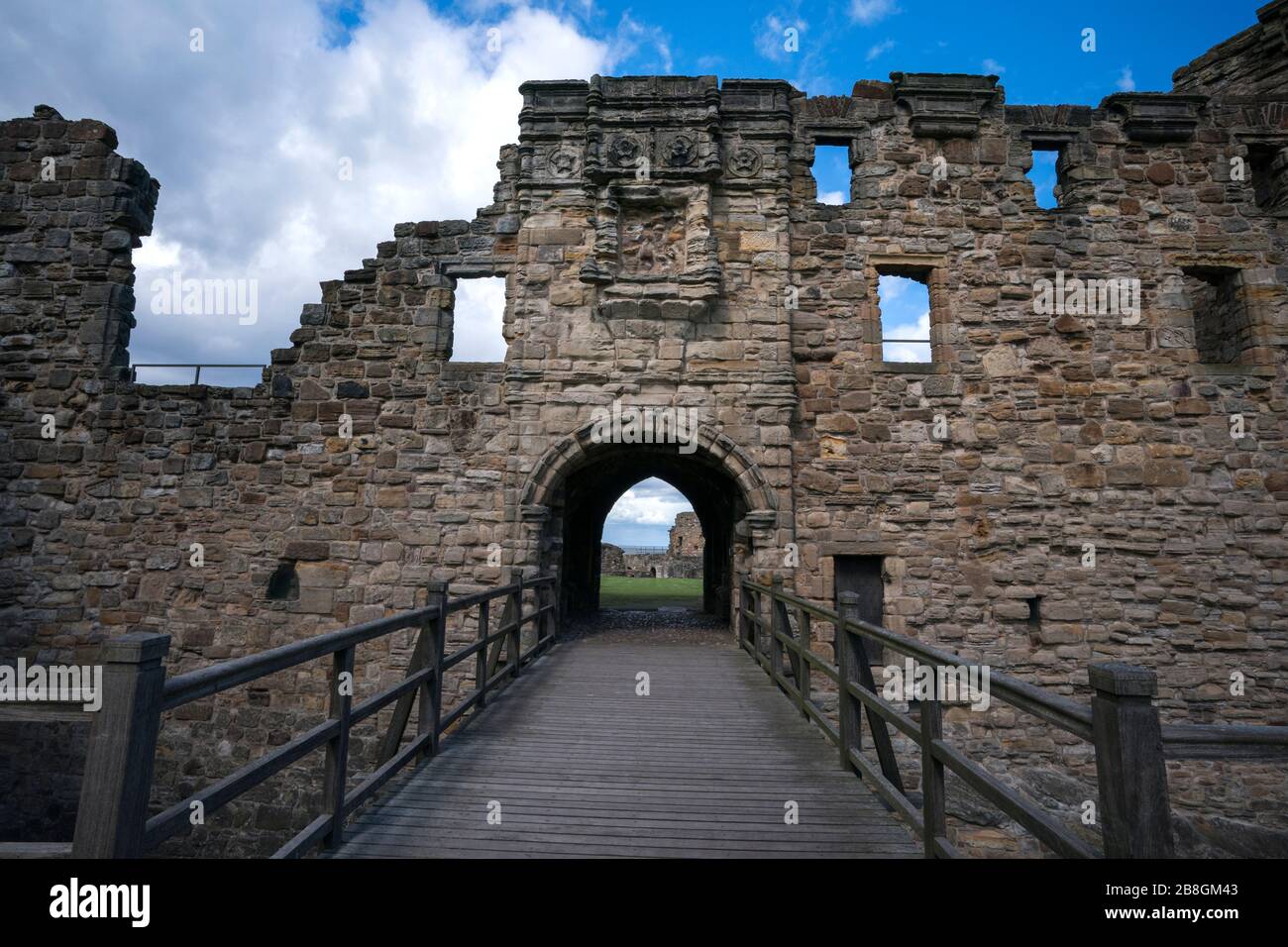 Zugbrücke, die zur Burgruine St. Andrews aus dem 13. Jahrhundert führt, eine beliebte Touristenattraktion in dieser berühmten Universitätsstadt St. Andrews, Schottland, Stockfoto