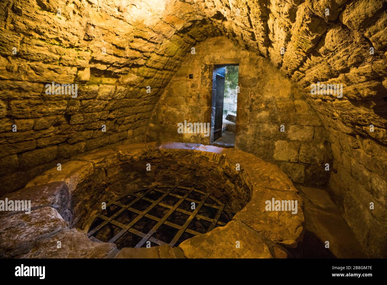 Stein-Gefängnis mit einer Grube, in der Gefangene im St. Andrews Castle aus dem 13. Jahrhundert, St. Andrews, Schottland, Fife Coast, Großbritannien, festgehalten wurden Stockfoto