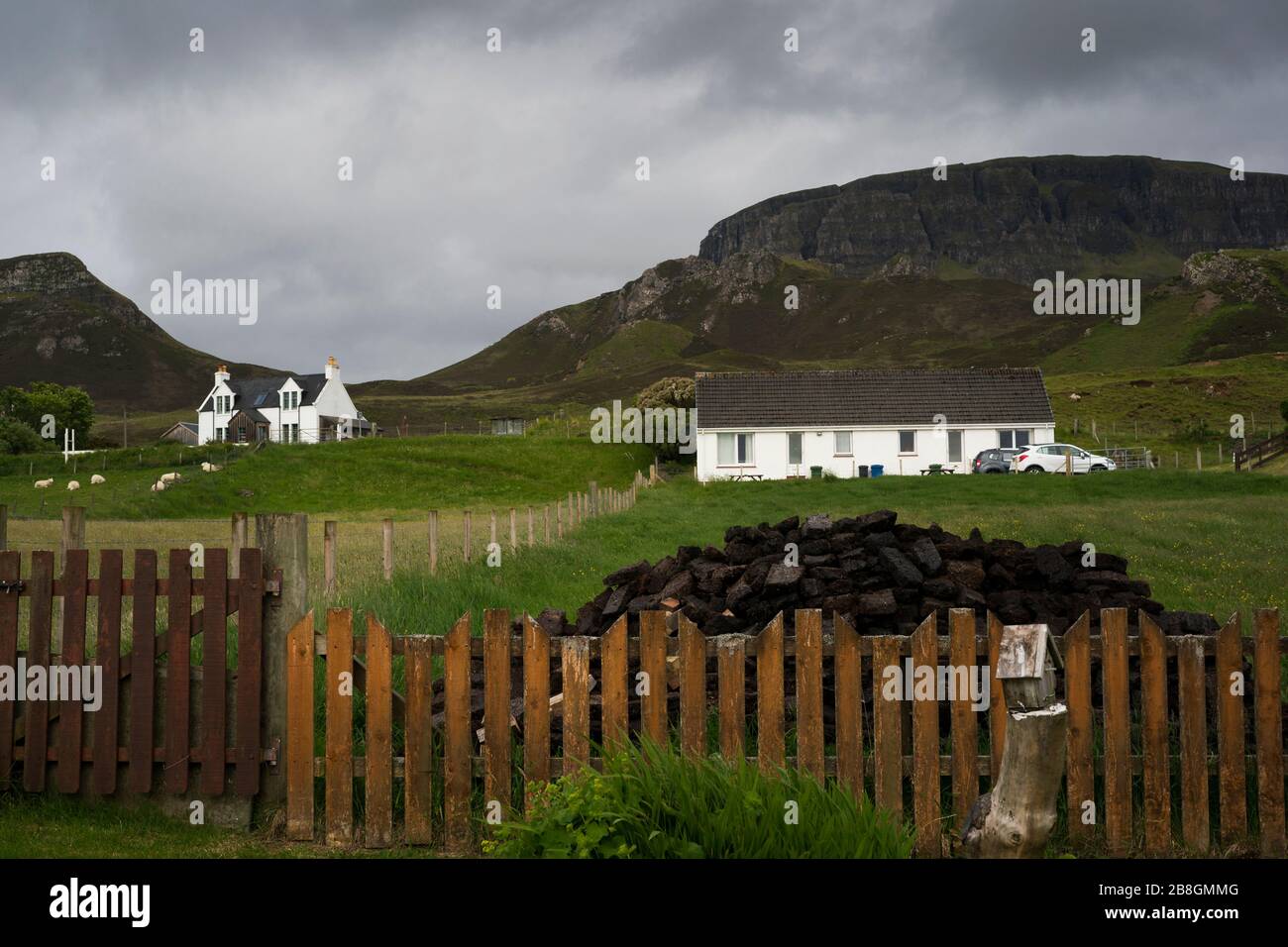 Stapel von Torfziegeln, die von den örtlichen Inselbewohnern in den Wintermonaten zum Erhitzen als Brennstoff verwendet wurden, Insel Skye, Schottland, Großbritannien, Europa Stockfoto