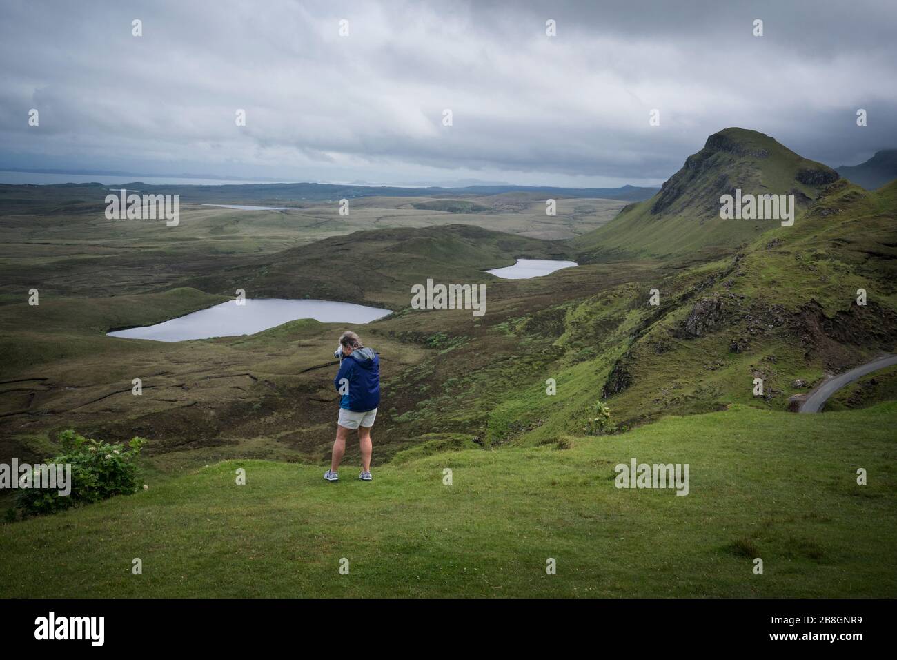 Erwachsener fotografiert die schöne Landschaft auf dem Quiraing-Erdrutsch-Wanderweg, Insel Skye, Schottland, Großbritannien, Europa Stockfoto
