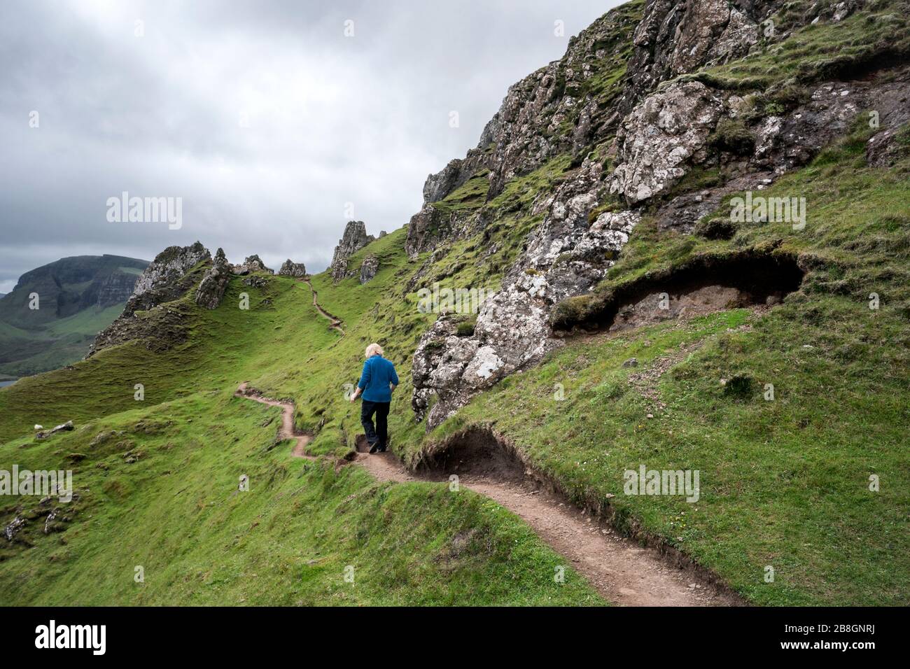 Blonde Wanderin auf dem Quiraing-Wanderweg, Insel Skye, Schottland, Großbritannien, Europa Stockfoto