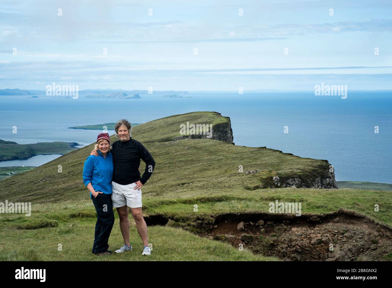Kaukasische Paare in 50 Jahren stehen auf der Erdrutschformation am Quiraing-Wanderweg, Insel Skye, Schottland, Großbritannien, Europa Stockfoto