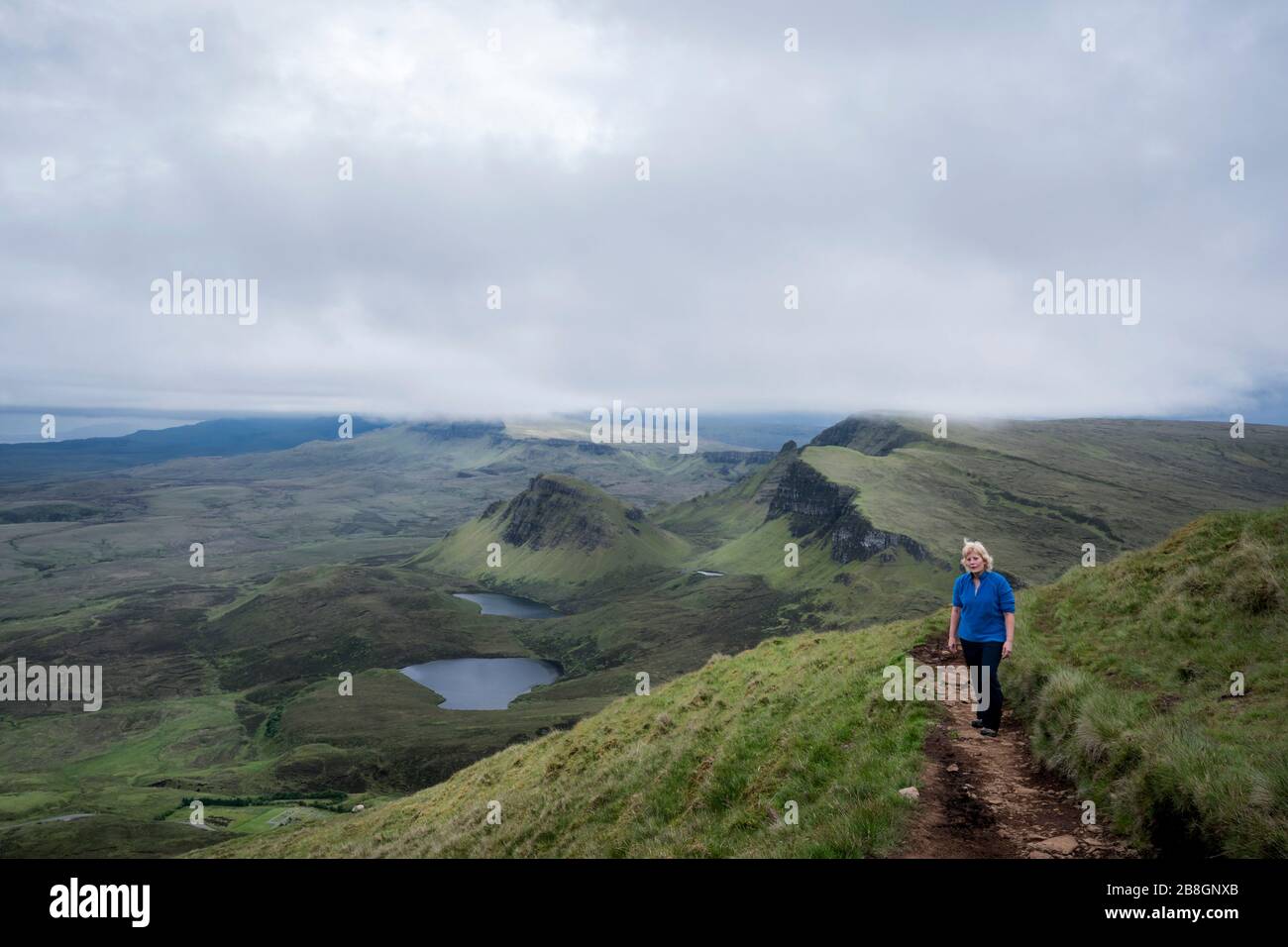 Blonde Wanderin auf dem Quiraing-Wanderweg, Insel Skye, Schottland, Großbritannien, Europa Stockfoto